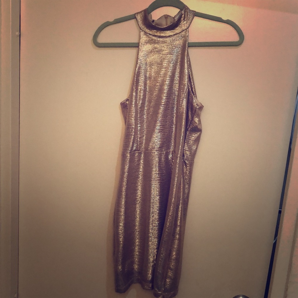 Short cocktail dress, turtleneck and sleeveless.
